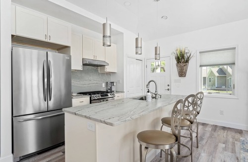 Galway House | Charming 2-bedroom house with AC, WiFi with mountain and lake views!