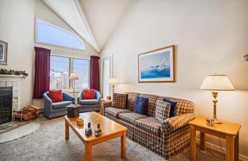 Killington House | Charming 2-Bedroom Slopeside at Pico Mountain E304