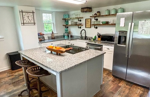 Singers Glen House | Charming 2-bedroom house farmhouse 15 minutes from downtown Harrisonburg & JMU