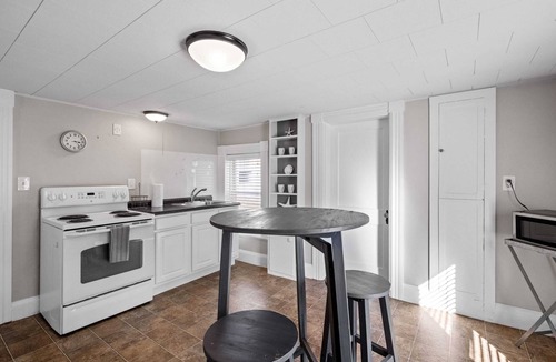 Exeter Apartment | Charming 2nd Flr Large 1 Bed - Short to Midterm Rental