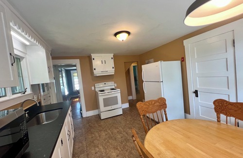 Northfield Other | Charming 3-bedroom farmhouse in fantastic Northfield with WiFi, AC