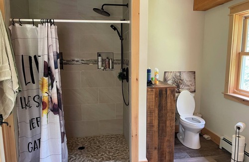 Bethel House | Charming 3-bedroom post & beam WiFi, AC in beautiful Bethel