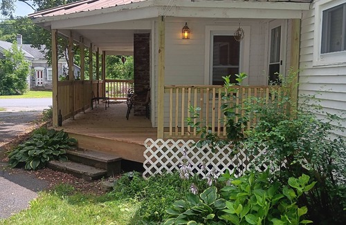 Crown Point House | Charming 3-bedroom country house in peaceful Crown Point with WiFi