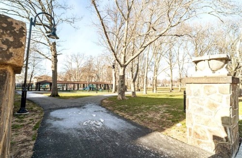 West Side House | Charming 3-bedroom, 1.5-bath house with king bed. Easy access to NYCn