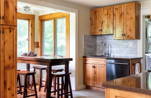 Hillcrest House | Charming 3br 2ba home, one block from downtown