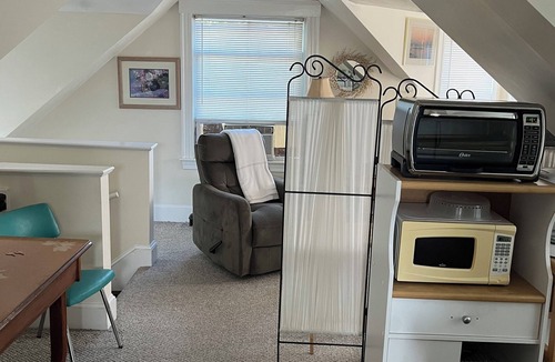 Norwood Apartment | Charming 3rd floor private loft space
