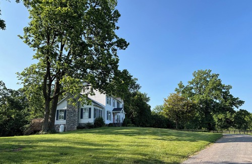 Ridgeway House | Charming 4-bedroom House on beautiful farm in Clear Brook with lovely views