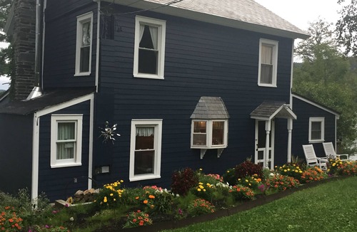 Wells House | Charming 4 Season Lake Front Home (Fall & Winter Discounts Available)