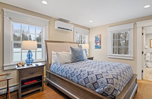 West Dover Cabin | Charming 8-bedroom lodge with AC, WiFi in quaint Wilmington