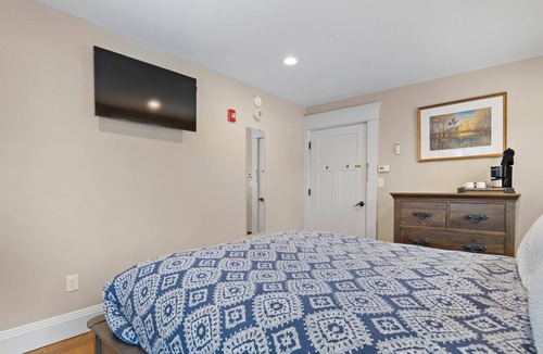 West Dover Cabin | Charming 8-bedroom lodge with AC, WiFi in quaint Wilmington