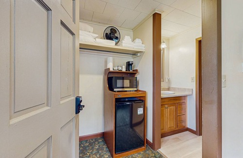 Lincoln House | Charming and casual motel in a great location with shared resort amenities