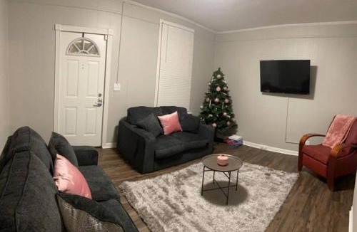 Hamilton House | Charming Blue Haven 2Bed,1 Bath Home Sleeps 8