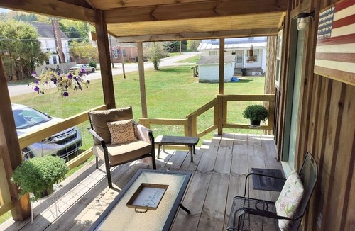 Black Fork House | Charming bungalow in marvelous Parsons with AC