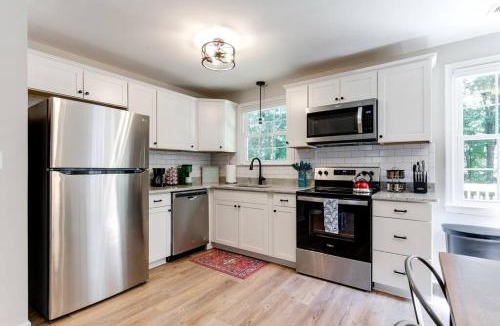 Dumbarton House | Charming, Cheerful 3 Bedroom Home in Richmond, VA!