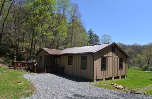 Victor House | Charming cottage with pond in Heart of New River Gorge