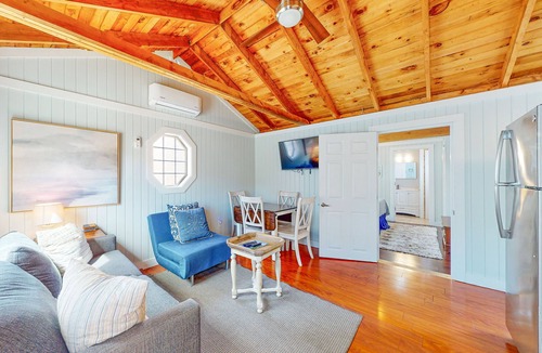Kennebunk Cottage | Charming cottage with outdoor pool, firepit, jetted bathtub, & partial AC