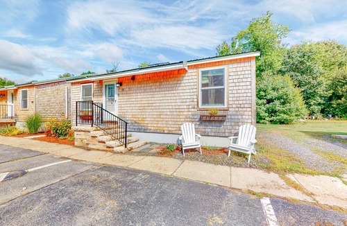 Kennebunk Cottage | Charming cottage with outdoor pool, firepit, jetted bathtub, & partial AC