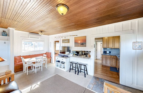 Manzanita Cottage | Charming cottage with WiFi & AC - 1/4 mile from the beach (MCA #1213)
