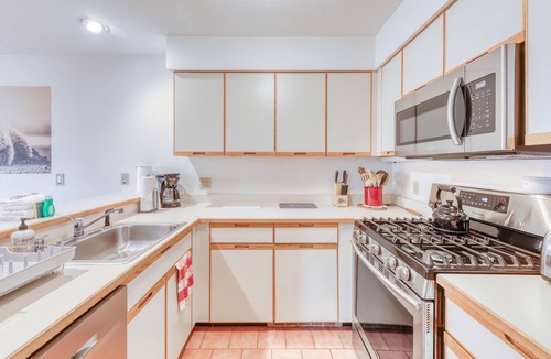 Killington Condo | Charming, dog-friendly home with a private sauna, full kitchen, & furnished deck