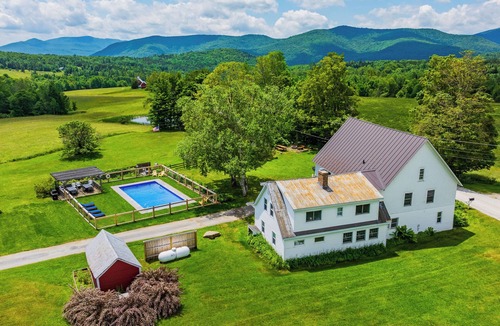 Rochester House | Charming farmhouse near Killington & Sugarbush