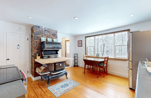 Woodstock Cabin | Charming farmhouse, dog friendly, Appalachian trail access