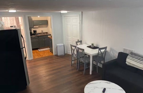 Brockton House | Charming garden level 1 bedroom 1 bath apartment in Brockton