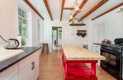 Wallingford House | Charming getaway cottage by the Green Mountains/Killington/Okemo in Vermont!
