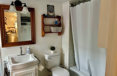 Oxford Other | Charming Historic 4 Bdrm Farmhouse AC secluded, centrally located, fishing pond