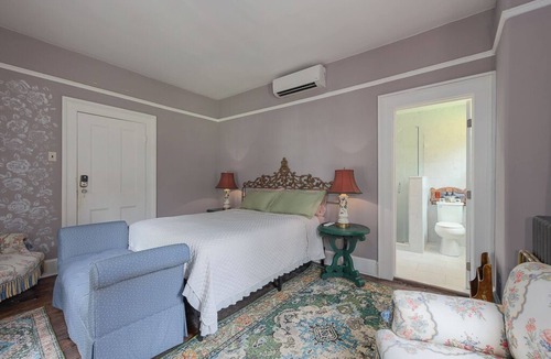 Warwick Hotel | Charming Inn Steps away from Downtown Warwick only an Hour away from NYC