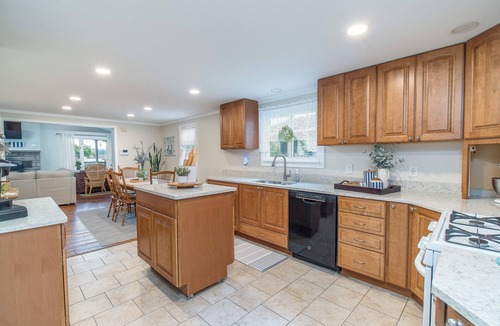 Jamestown Cottage | Charming Lake Cottage + Private Dock!