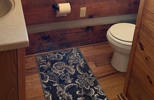 White Plains Cabin | Charming Mayberry Log Cabin minutes from Mount Airy