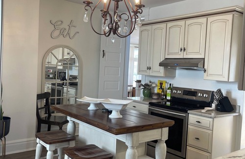 Bridgewater House | Charming Pet-Friendly Stay: Walk BC, 7.5 mi to JMU, walk to Dining, Parks & more
