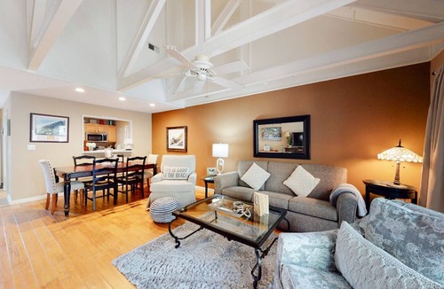 Palmetto Dunes Condo | Charming Queens Grant Villa | Steps to Trails, Beach & Lagoon Adventures