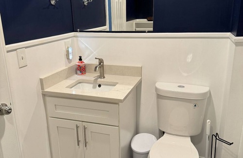 Salem Apartment | Charming studio apartment in lovely down town Salem with WiFi & Cable