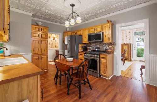 Lancaster House | Charming Victorian Home - 2 minutes to downtown