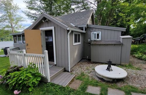 Monkton Cottage | Charming vintage cottage with a 50s vibe just steps away from Cedar Lake!