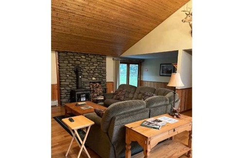 Pittsburg Cabin | Cheerful 3-bedroom Cabin w/Trail and Lake Access