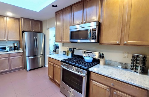Lake Barcroft House | Cheerful 5-Bdrm Home | Huge Fenced Yard | Kid-Pet Friendly | Near it all!