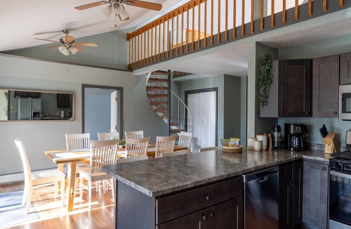 North Troy House | Chestnut Ridge Cabin: updated retreat 9 min to Jay