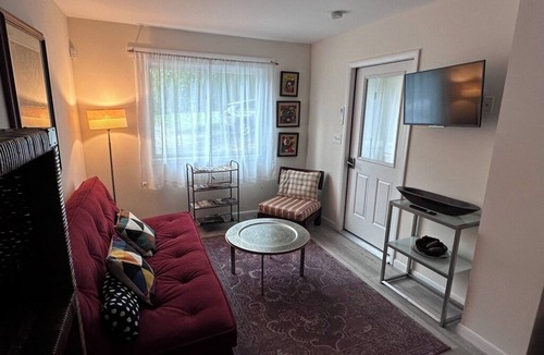 Warwick Apartment | Chic 2-bedroom apartment with WiFi, AC in charming Warwick