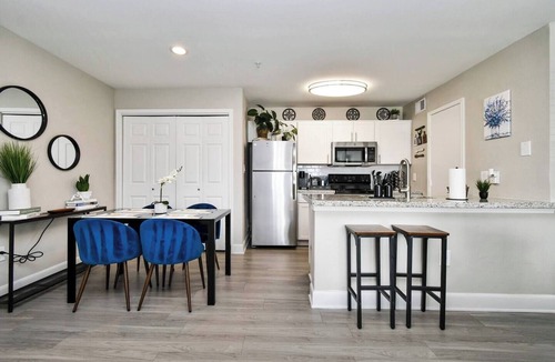 Astrodome Apartment | Chic Houston, King bed, NRG/TMC, Fireplace & Gym!