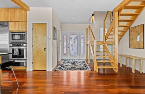 Malletts Bay House | Chic Modern Lake Getaway!