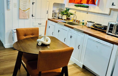Shrewsbury Apartment | CHIC ONE BEDROOM IN-LAW SUITE IN Shrewsbury with AC, WiFi
