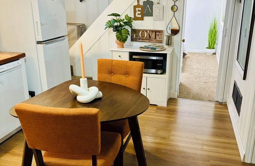Shrewsbury Apartment | CHIC ONE BEDROOM IN-LAW SUITE IN Shrewsbury with AC, WiFi
