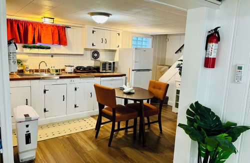 Shrewsbury Apartment | CHIC ONE BEDROOM IN-LAW SUITE IN Shrewsbury with AC, WiFi