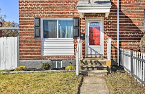Beechfield Apartment | Chic Townhome w/Deck: 6 Mi to Dtwn Baltimore