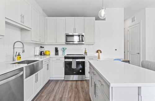 Highland Apartment | Chic West Downtown Studio w Washer Dryer