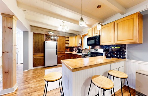 Windsor House | Child-friendly home near athletic courts & beach access - firepit, AC, and W/D