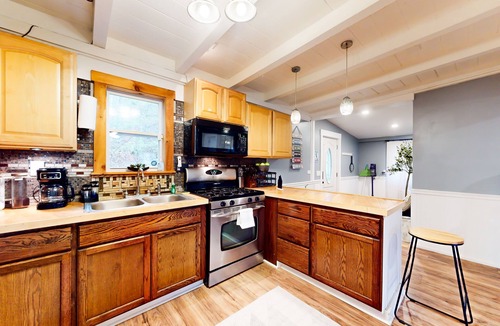 Windsor House | Child-friendly home near athletic courts & beach access - firepit, AC, and W/D