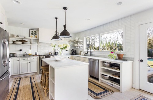 Bellport House | Classic Martha's Vinyard-Inspired Lovely 4 bedroom House with Pool In Bellport